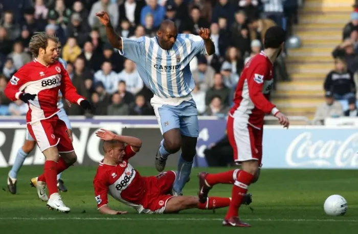 Framed Print : Dele Adebola Evades Lee Cattermole's Tackle in FA Cup Fourth Round Showdown (28-01-2006) Framed Print : Dele Adebola Evades Lee Cattermole's Tackle in FA Cup Fourth Round Showdown (28-01-2006)