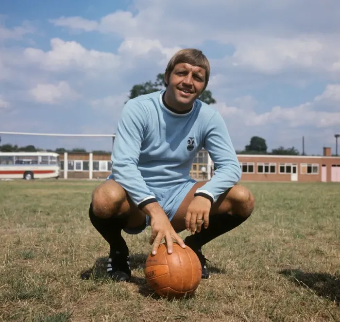 Framed Print : Ernie Hunt: A Coventry City Football Club Legend in League Division One Framed Print : Ernie Hunt: A Coventry City Football Club Legend in League Division One