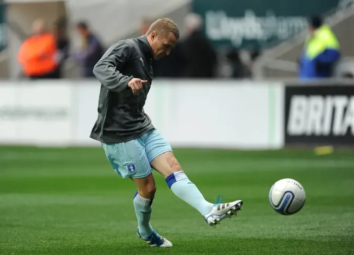 Framed Print : Gary McSheffrey in Action: Coventry City vs. Southampton (Npower Championship, 05-11-2011) Framed Print : Gary McSheffrey in Action: Coventry City vs. Southampton (Npower Championship, 05-11-2011)
