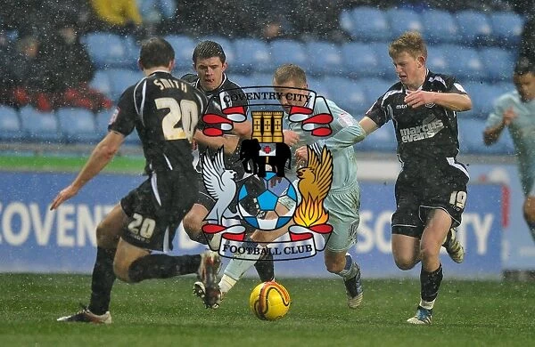Gary McSheffrey Attempts to Breach Ipswich's Defense in Coventry City's Championship Clash