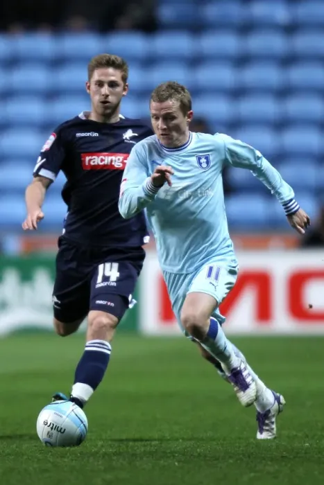 Framed Print : Gary McSheffrey Outmaneuvers James Henry: Coventry City vs Millwall (Npower Championship, 17-04-2012, Ricoh Arena)