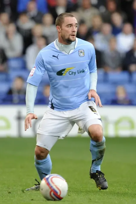 Framed Print : James McPake of Coventry City in Action against Crystal Palace in the Npower Championship (13-11-2010, Selhurst Park) Framed Print : James McPake of Coventry City in Action against Crystal Palace in the Npower Championship (13-11-2010, Selhurst Park)