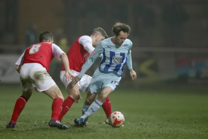Framed Print : James O'Brien Dodges Fleetwood Defenders: Coventry City's Midfielder Scores Past the opposition in Sky Bet League One Clash