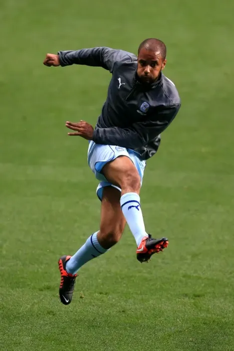 Framed Print : John McGoldrick Gears Up: Coventry City vs. Burton Albion in Johnstones Paint Trophy Showdown at Ricoh Arena