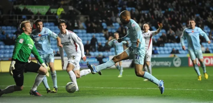 Framed Print : Late Drama: McGoldrick's Last-Minute Bid for Coventry City Equalizer vs Scunthorpe United (Npower League One)