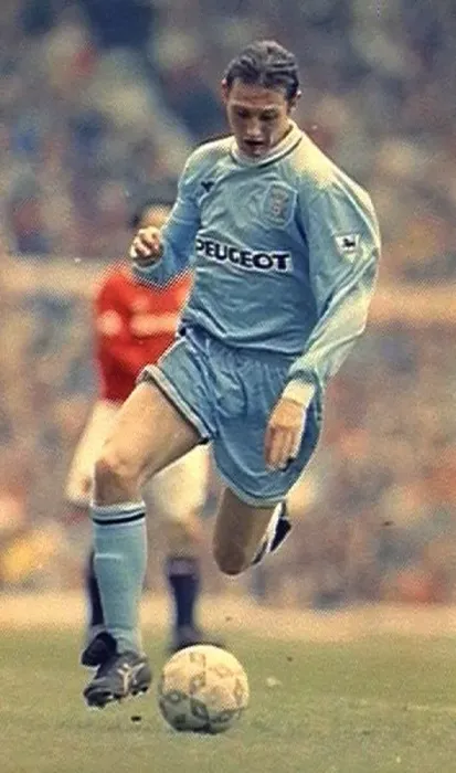 : Noel Whelan in Action: Coventry City vs Manchester United (1990s) : Noel Whelan in Action: Coventry City vs Manchester United (1990s)