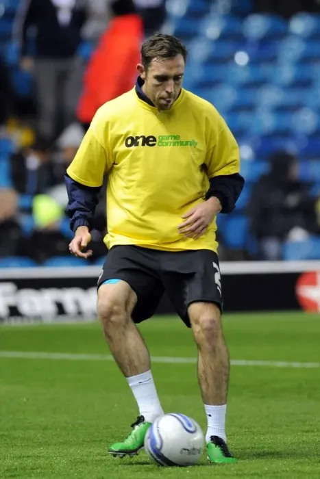 Framed Print : Richard Keogh Leads Coventry City in Npower Championship Clash against Leeds United at Elland Road (18-10-2011) Framed Print : Richard Keogh Leads Coventry City in Npower Championship Clash against Leeds United at Elland Road (18-10-2011)
