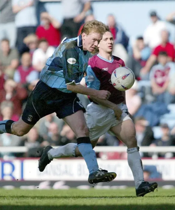 Framed Print : Steve Staunton vs. David Connolly: A Battle for the Ball in Coventry City's Nationwide Division One Clash at Upton Park (17-04-2004) Framed Print : Steve Staunton vs. David Connolly: A Battle for the Ball in Coventry City's Nationwide Division One Clash at Upton Park (17-04-2004)