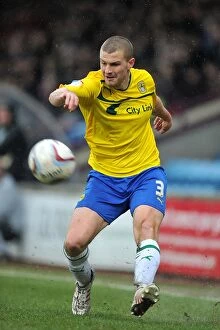 Images Dated 9th March 2013: Carl Dickinson Goes Head-to-Head at Glanford Park: Coventry City vs Scunthorpe United