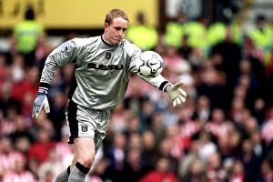 Images Dated 16th April 2001: Chris Kirkland Gears Up for Kickoff: Coventry City vs Sunderland (FA Carling Premiership)