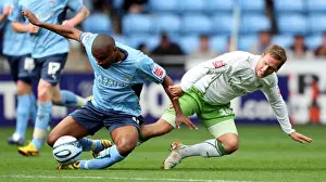 Images Dated 2009 October: Clinton Morrison vs. Brian Howard Clash in Coventry City vs. Reading Championship Match