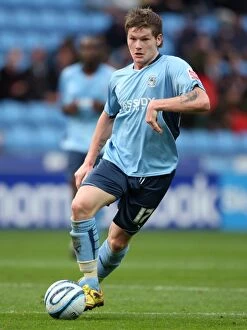 Images Dated 31st October 2009: Coventry City's Aron Gunnarsson in Action: Championship Showdown vs. Reading (October 31, 2009)