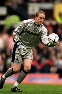 Images Dated 2001: Coventry City's Chris Kirkland Readies for Kick against Sunderland (FA Carling Premiership)