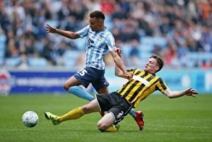 Images Dated 3rd October 2015: Jacob Murphy Evades Matt Tootle in Sky Bet League One Showdown at Ricoh Arena
