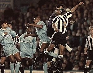 Coventry City v Newcastle Collection: Les Ferdinand Leaps for the Ball: Coventry City vs. Newcastle United