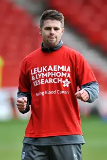 Images Dated 2012: Midfield Battle: Oliver Norwood Takes on Nottingham Forest (2012)