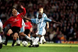 Images Dated 2000: Scholes vs. Williams: A Clash at Coventry City - FA Carling Premiership Rivalry (04-11-2000)